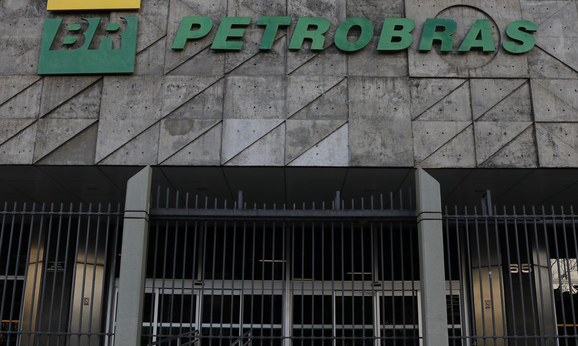 No momento você está vendo Petrobras anuncia fim da paridade e nova política de preço para combustíveis
