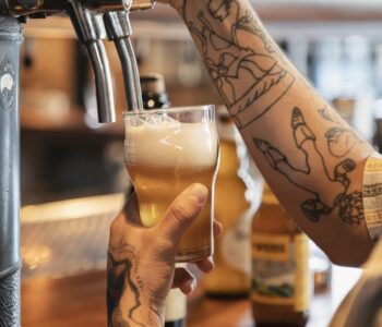 Ambev e escolas cervejeiras oferecem formação gratuita para trabalhar no mercado de bares e restaurantes