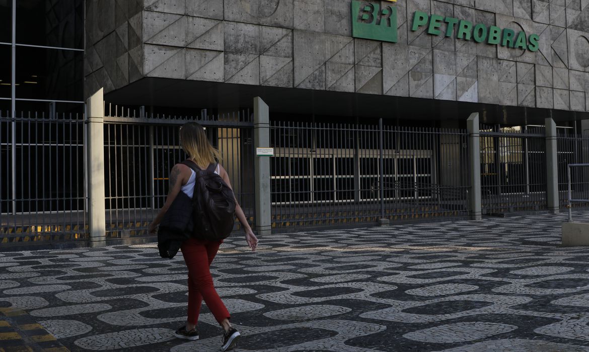No momento você está vendo Petrobras retoma programa de estágios com bolsa-auxílio de R$ 1,8 mil