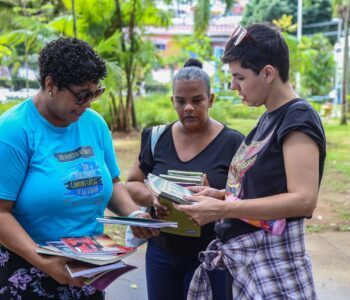Dia do Escritor é marcado por distribuição gratuita de livros em Salvador
