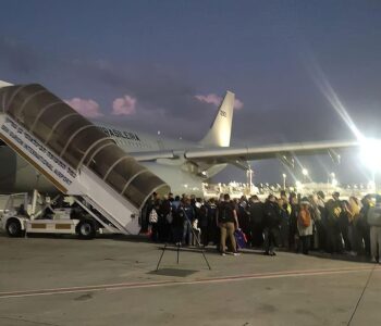 Mais um avião com brasileiros repatriados de Israel chega ao Brasil