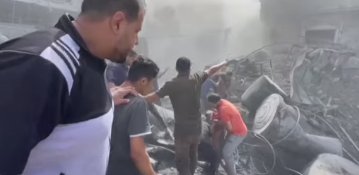 No momento você está vendo Gaza acusa Israel de bombardear hospital matar 500 civis