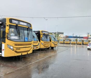 Rodoviários atrasam saída de ônibus de duas garagens em Salvador