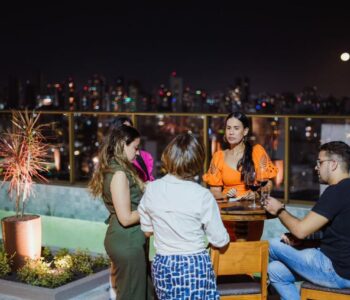 Com mais de 95% de obra realizada no Pleno Itaigara, Construtora Segura reúne corretores parceiros em Happy Hour no Rooftop