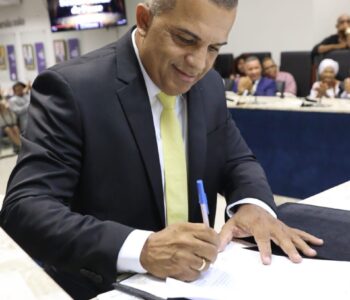 ‘Dia histórico’, diz Bira durante posse como prefeito de Mata de São João