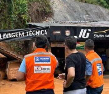Salvador e cidades do interior da BA registram alagamentos e enxurradas invadem casas por causa das fortes chuvas
