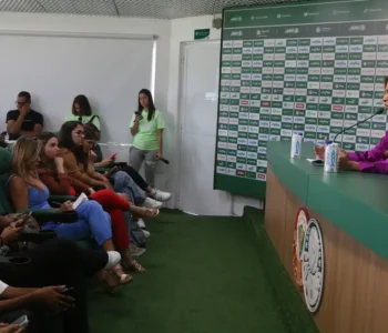 Palmeiras anuncia Abel Ferreira até 2025 em coletiva só para mulheres