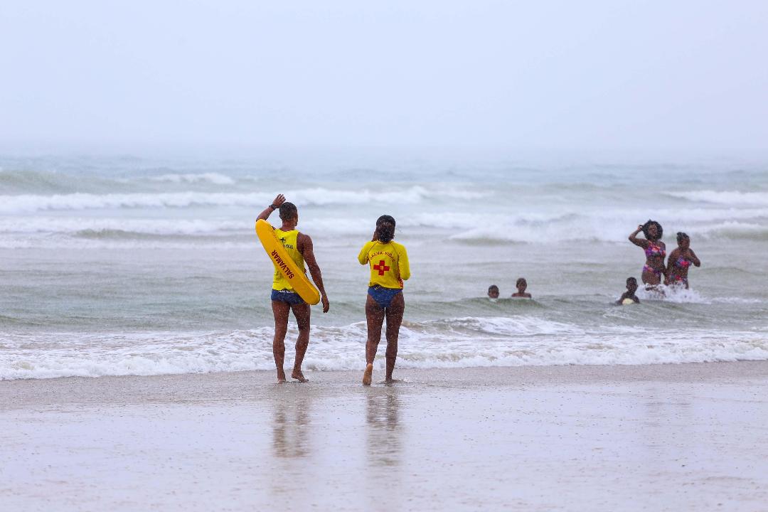 No momento você está vendo Salvamar alerta para o risco de descargas elétricas na praia durante chuvas intensas em Salvador