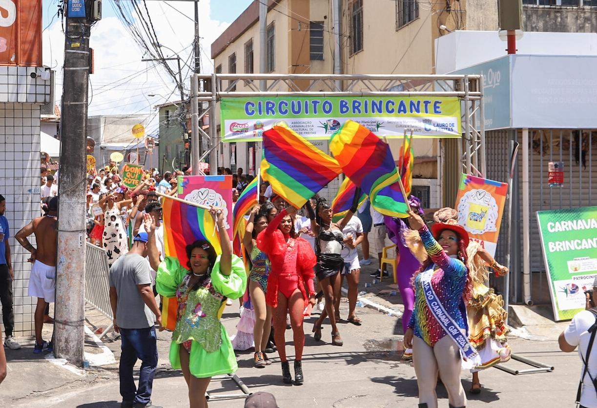 No momento você está vendo Circuito Brincantes reúne diversidade cultural e alegria no último dia de Carnaval em Lauro de Freitas