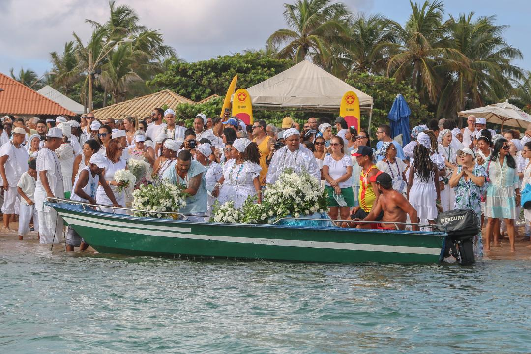 No momento você está vendo Festa de Iemanjá atrai dezenas de pessoas à praia de Buraquinho