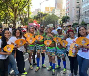 Campanha “Meu Corpo Não é Sua Fantasia” fez blitz educativa no bloco As Muquiranas e reforçou defesa da mulher no Carnaval