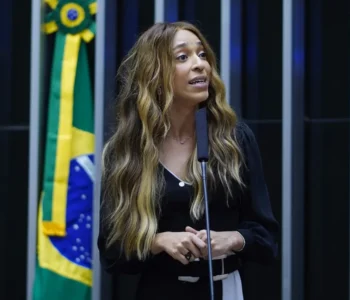 Deputada Erika Hilton é escolhida a primeira líder parlamentar trans da história do Congresso