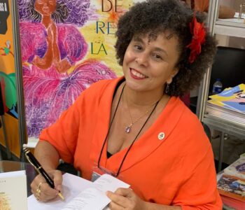 Professora faz leitura crítica dos contos orais populares da Bahia