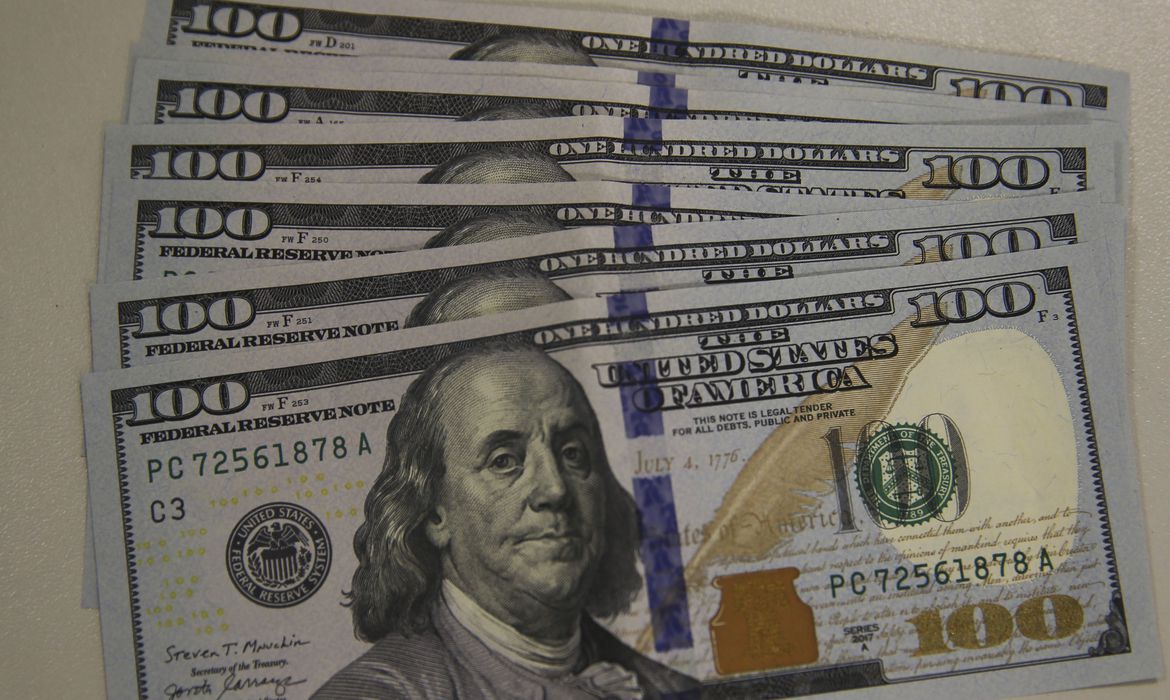 No momento você está vendo R$ 5,12: dólar sobe com inflação nos EUA e tensões geopolíticas
