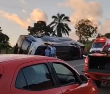 Ônibus tomba na Bahia e 9 passageiros morrem