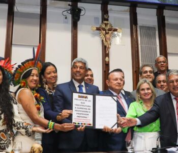 Governador entrega PL na Alba que reestrutura carreira de professores indígenas e pede urgência na apreciação