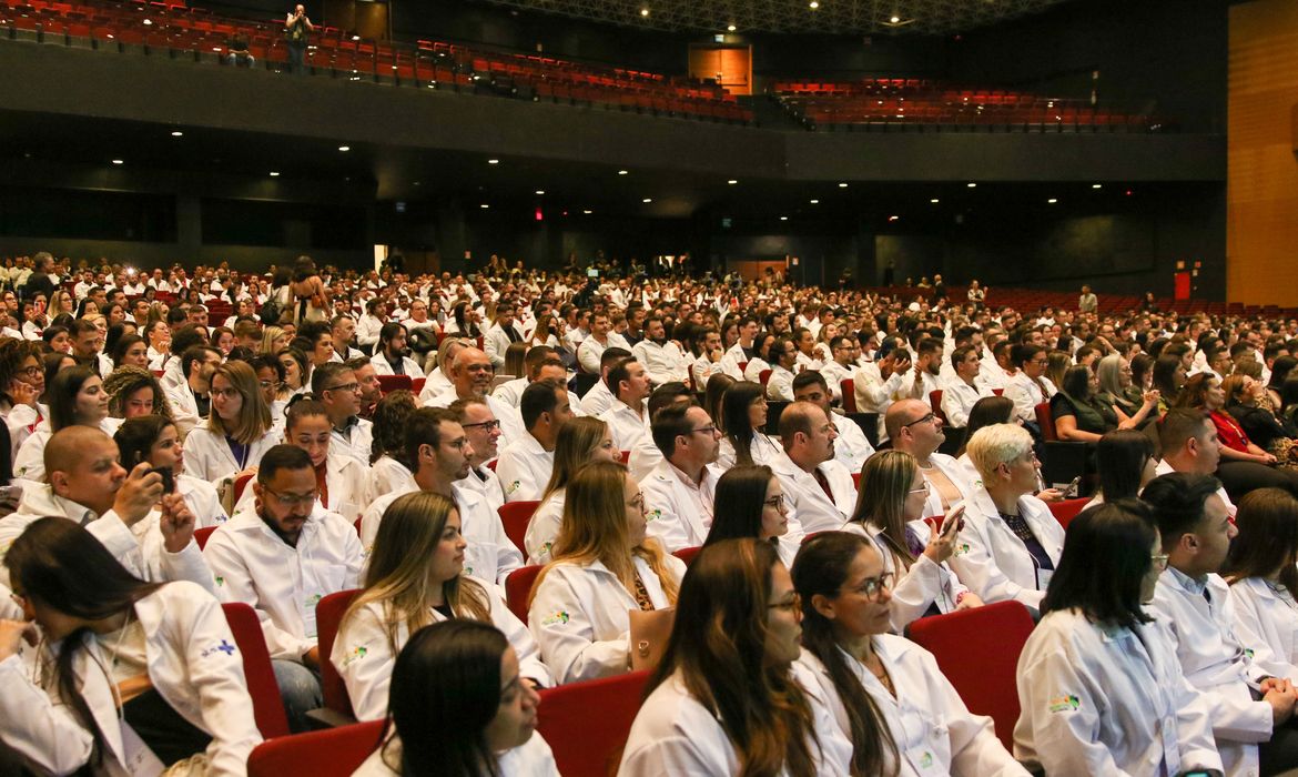 No momento você está vendo Brasil tem 575.930 médicos ativos: 2,81 por mil habitantes