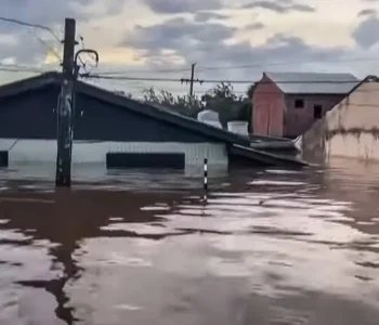 Sobe para 95 o número de mortos após enchentes que atingem o RS