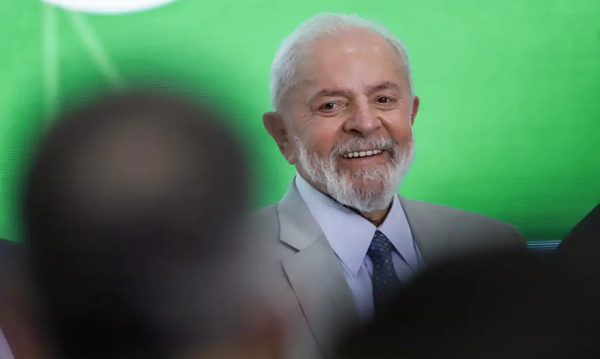 No momento você está vendo Lula avalia vetar taxação federal de compras internacionais até US$ 50