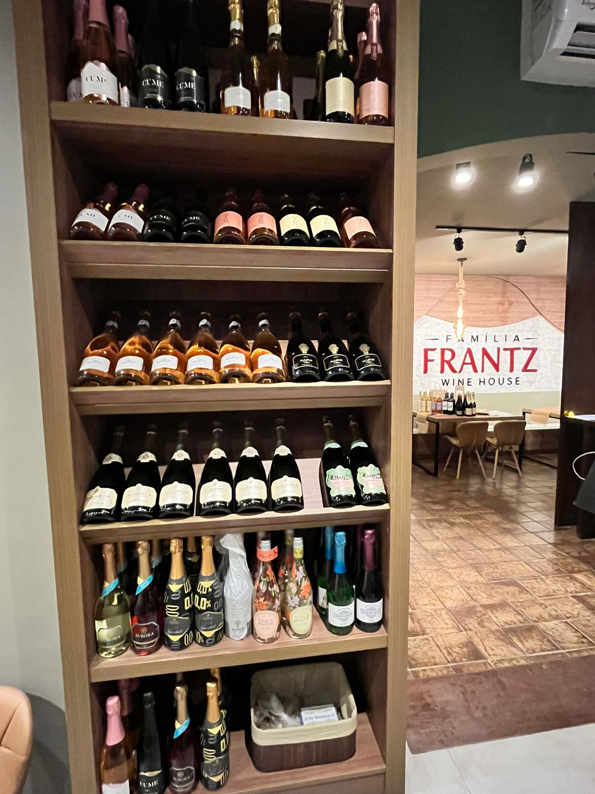 No momento você está vendo Família Frantz inaugura aconchegante casa de vinho no espaço mais badalado da Pituba