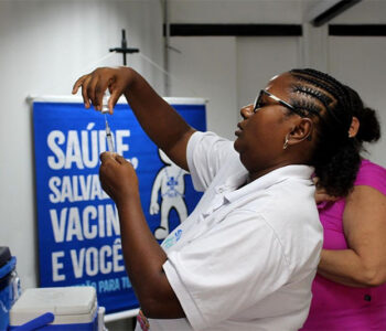 Sábado da vacina: imunizantes contra covid, poliomielite, gripe e dengue são ofertados em 45 pontos de Salvador