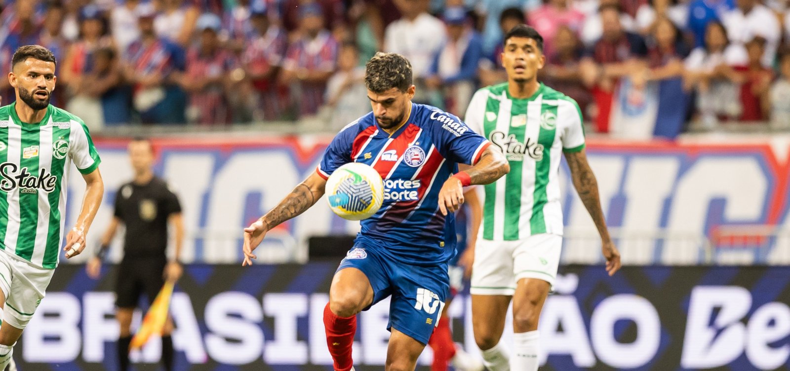 No momento você está vendo Bahia vence na Fonte e está no G-4. Vitória perde, mas fica fora da zona