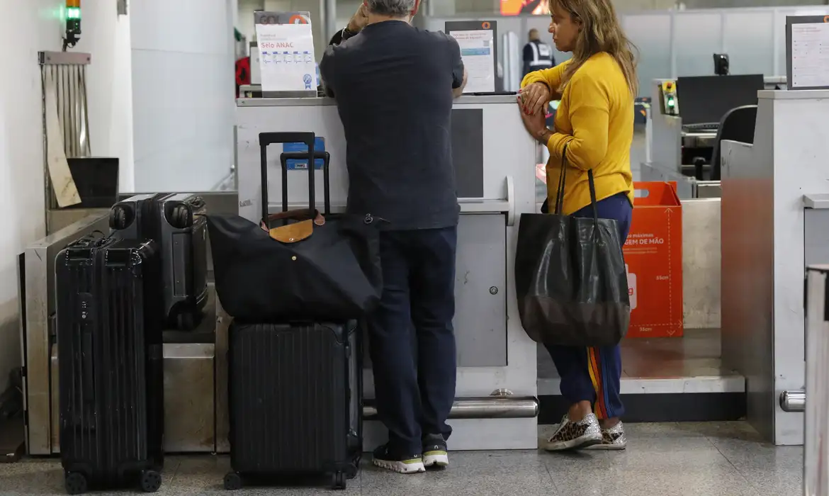 No momento você está vendo Aposentados poderão comprar passagem aérea por até R$ 200 cada trecho. Aposentados poderão comprar passagem  aérea por até R$ 200 cada trecho