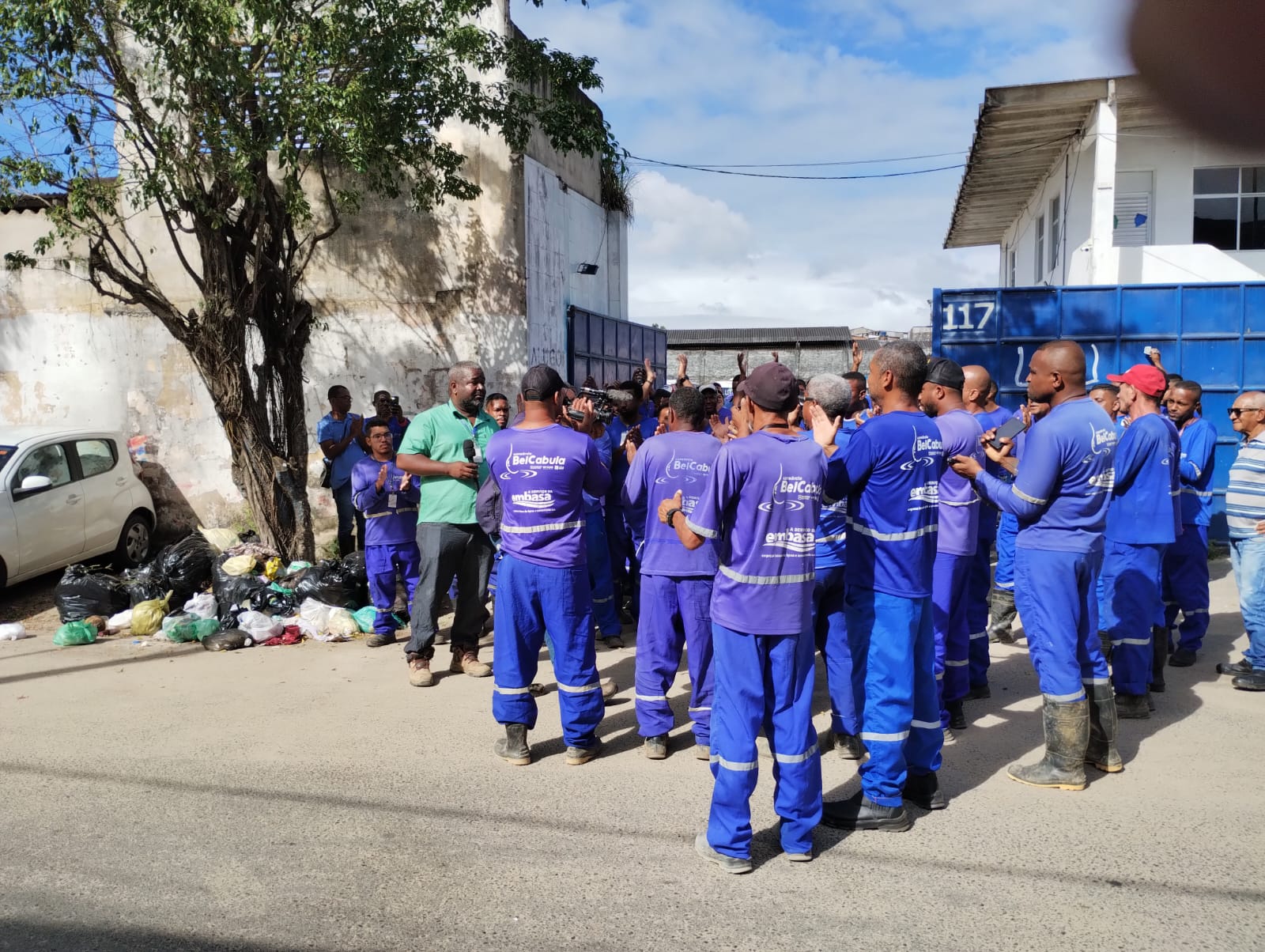 No momento você está vendo Trabalhadores revoltados com a morte do colega pela polícia, fazem manifestação