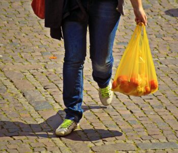 Codecon inicia fiscalização de sacolas recicláveis em Salvador após vigência da nova lei