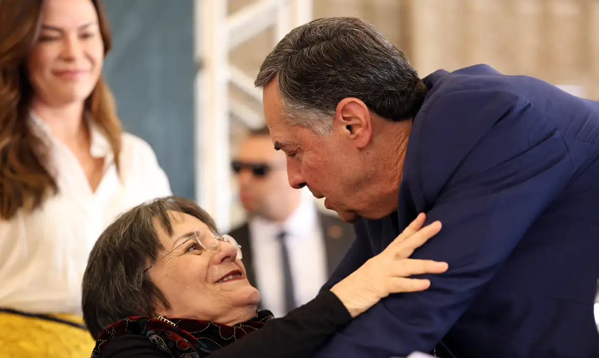 No momento você está vendo Presidente do STF, Barroso pede desculpas à Maria da Penha por omissão