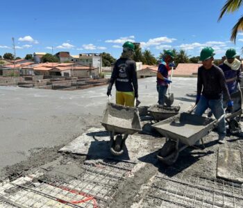 Operários realizam concretagem da primeira etapa da cobertura do Hospital Municipal de Remanso