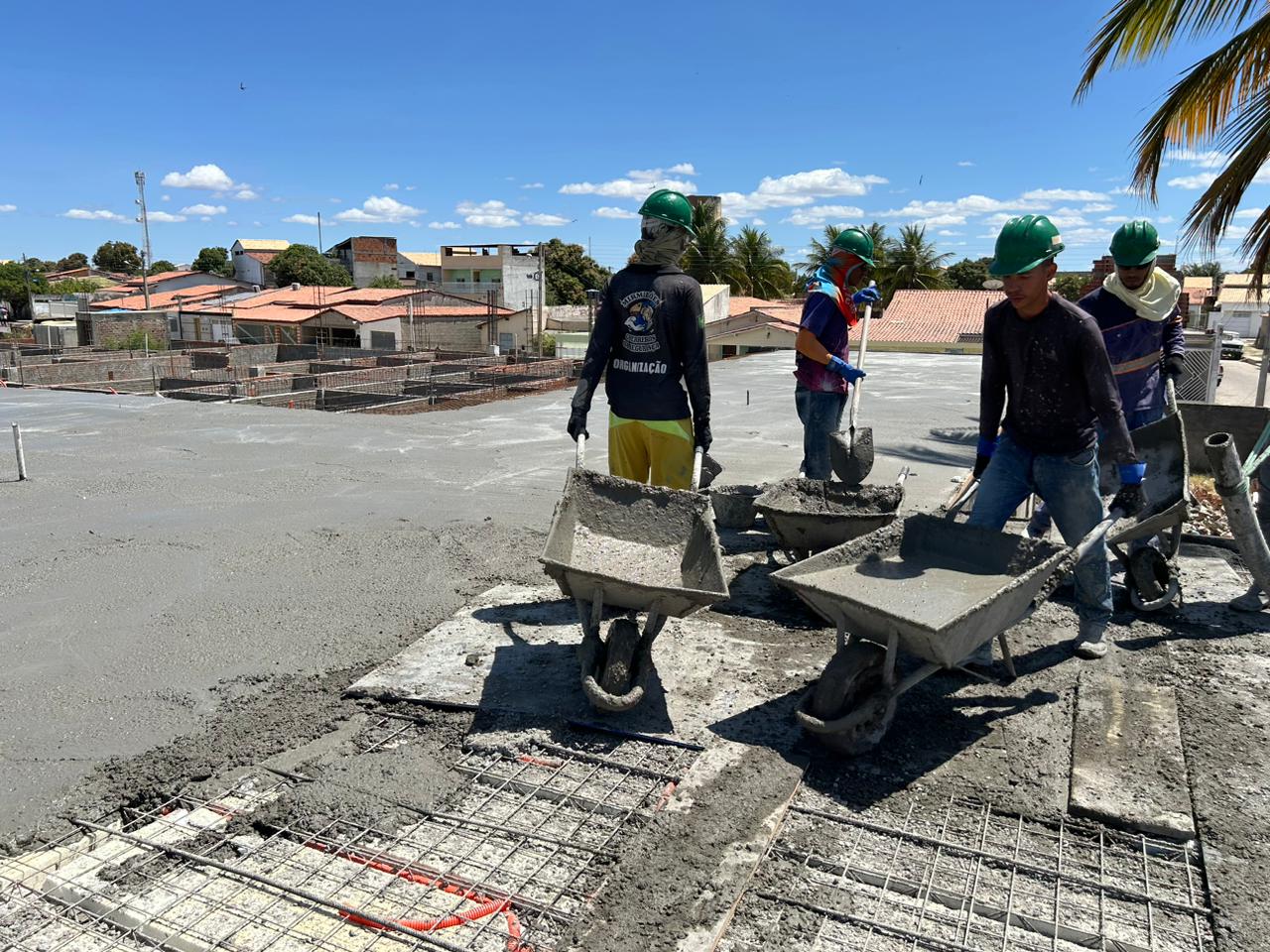 No momento você está vendo Operários realizam concretagem da primeira etapa da cobertura do Hospital Municipal de Remanso