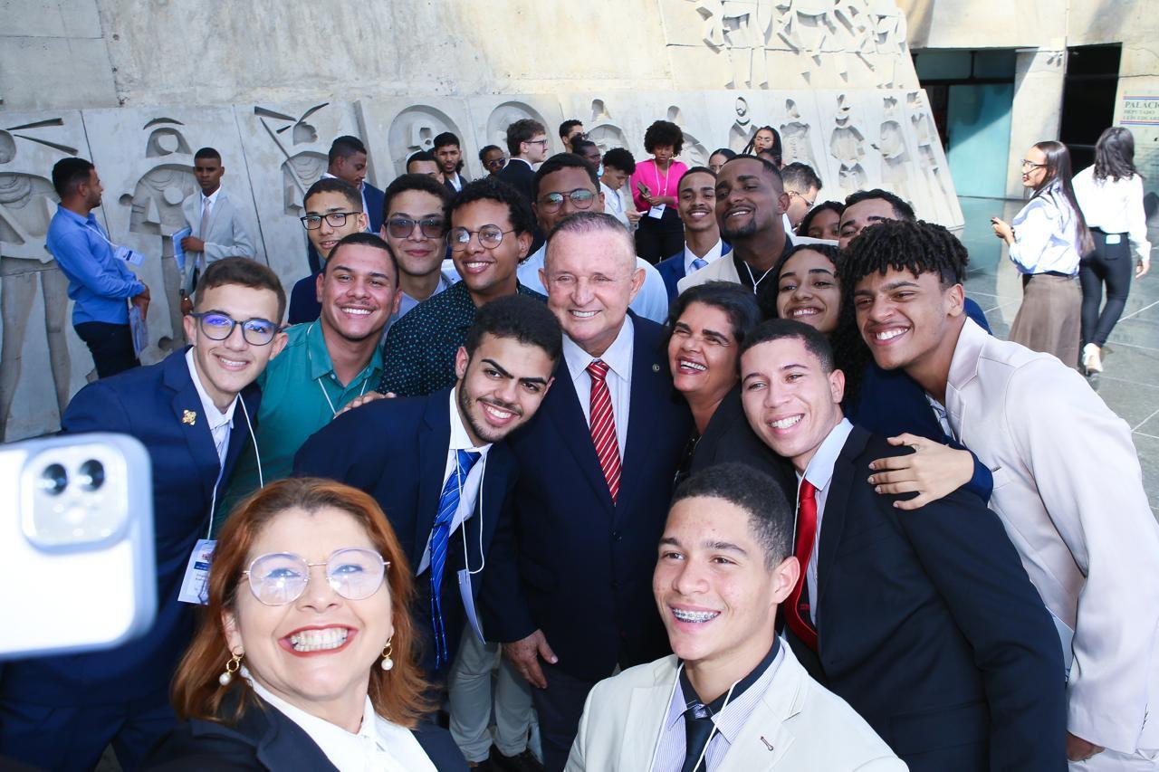 No momento você está vendo “Programa Deputado Jovem Universitário” combate a criminalização da política