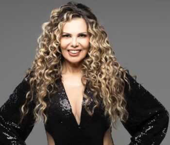 Márcia Freire canta sucessos da Banda Cheiro de Amor no Village Itaparica