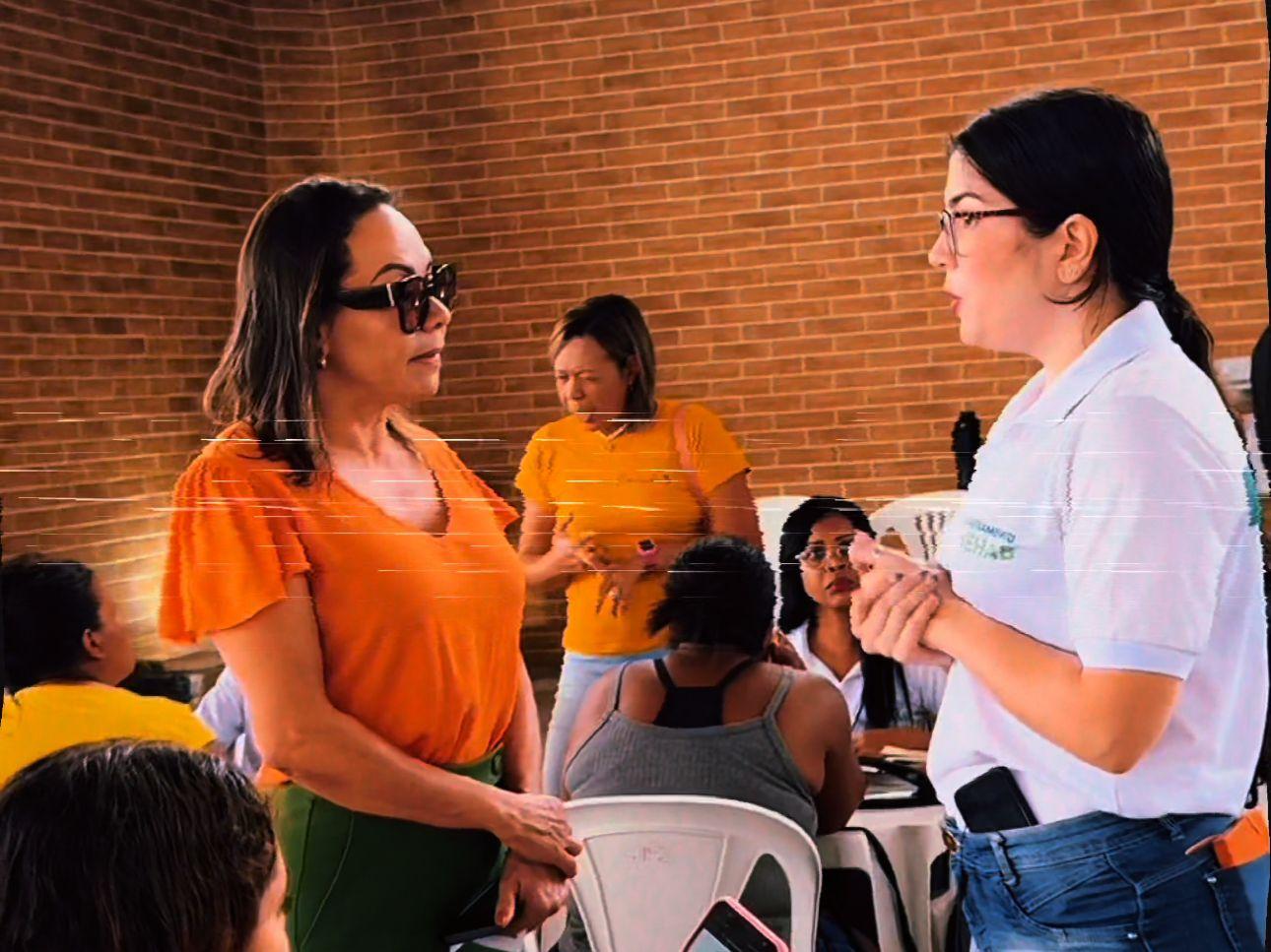 No momento você está vendo Deputada flagra assessora de candidato a prefeito coordenando inscrição do “Minha Casa, Minha Vida”