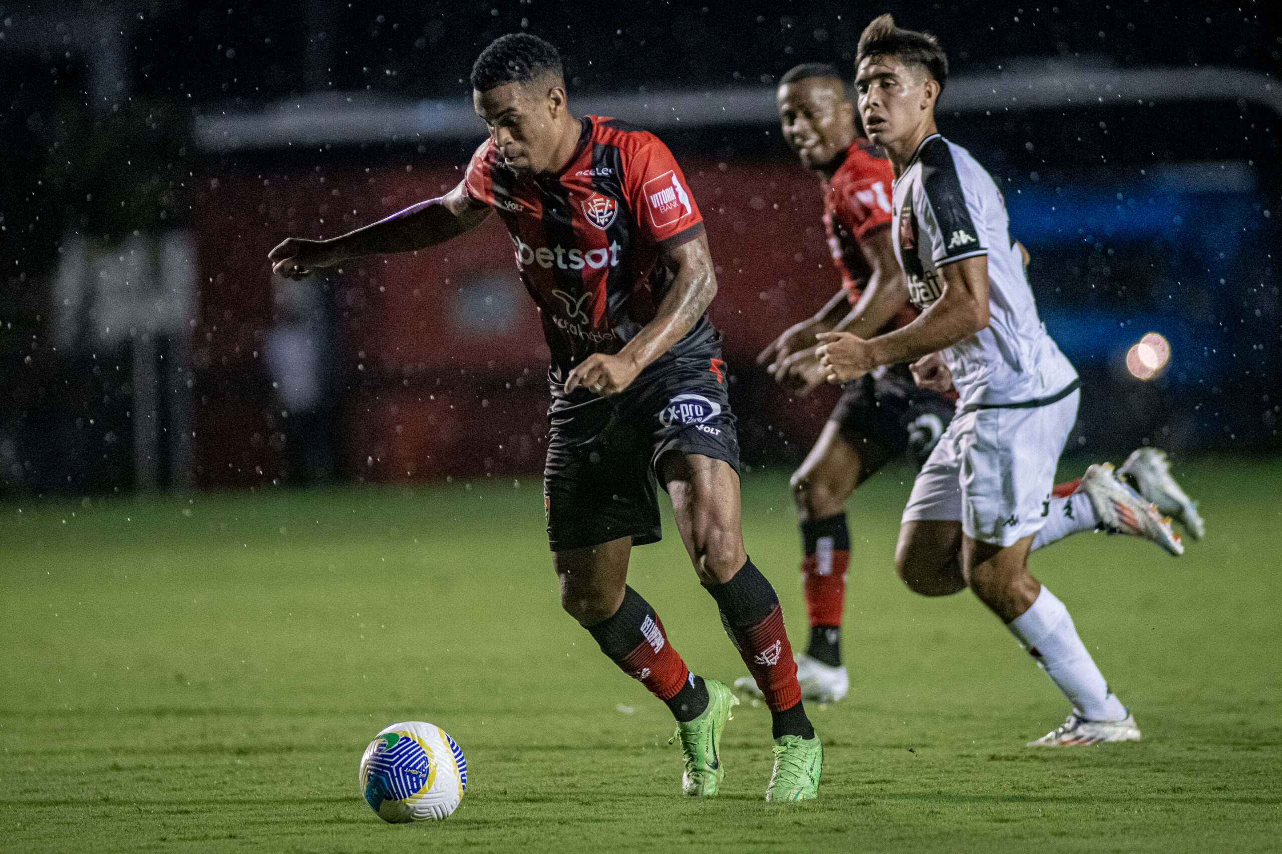 No momento você está vendo Vitória perde para o Vasco no Barradão e o Bahia mantém tabu negativo em Bragança