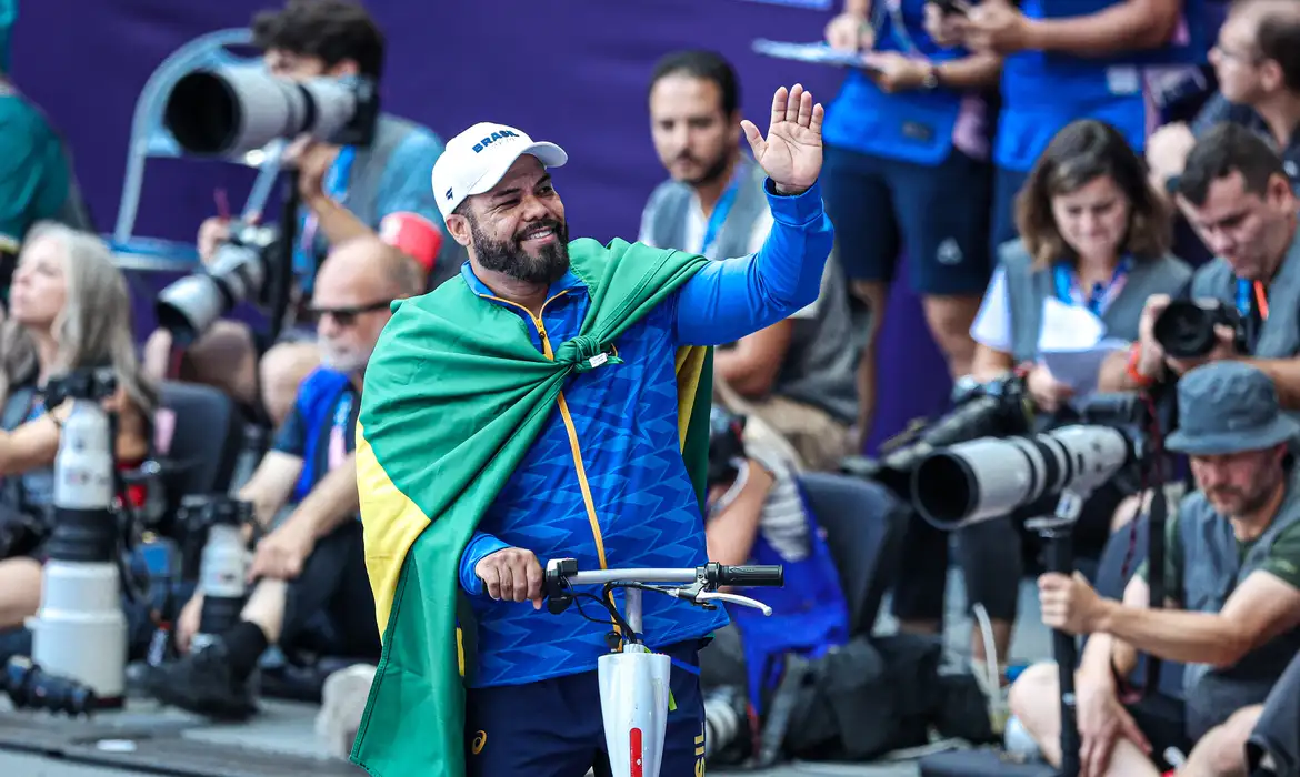 No momento você está vendo Atletismo: Claudiney Batista é tricampeão e Beth Gomes prata em Paris