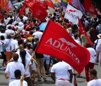 Professores da UNEB, em greve, fazem ato em defesa da universidade