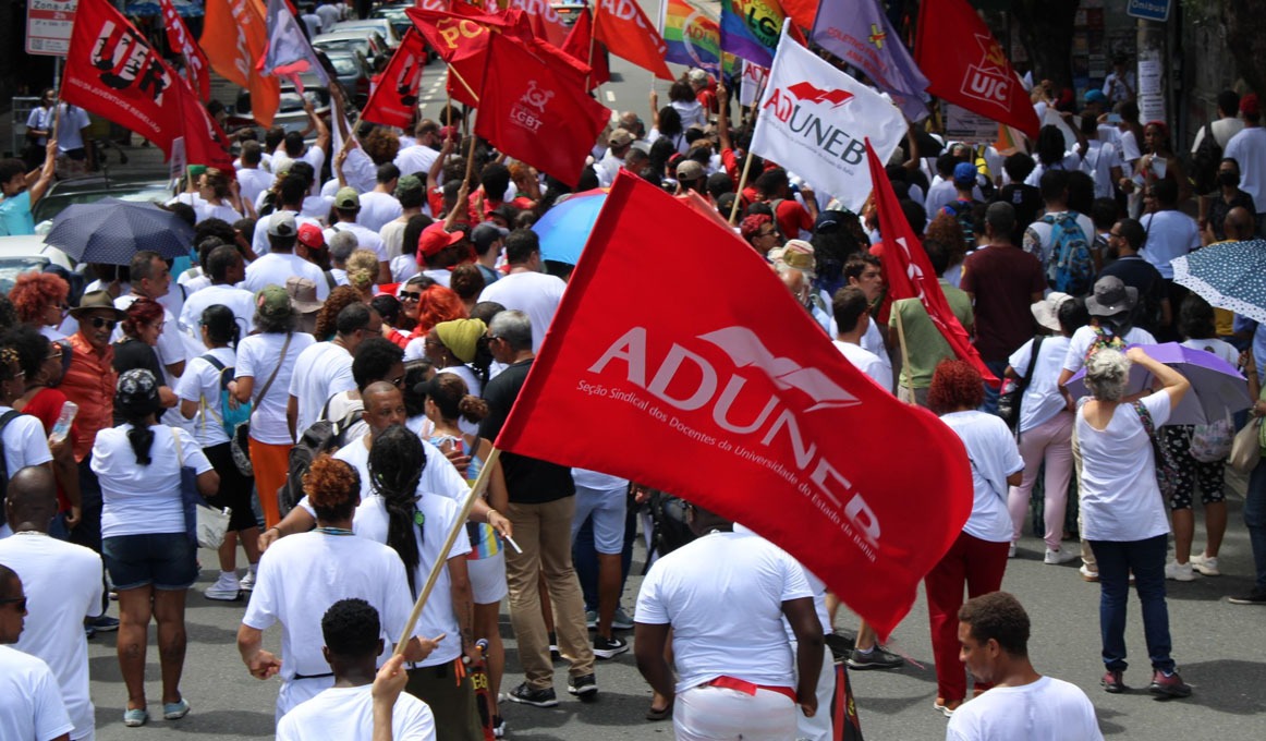 No momento você está vendo Professores da UNEB, em greve, fazem ato em defesa da universidade