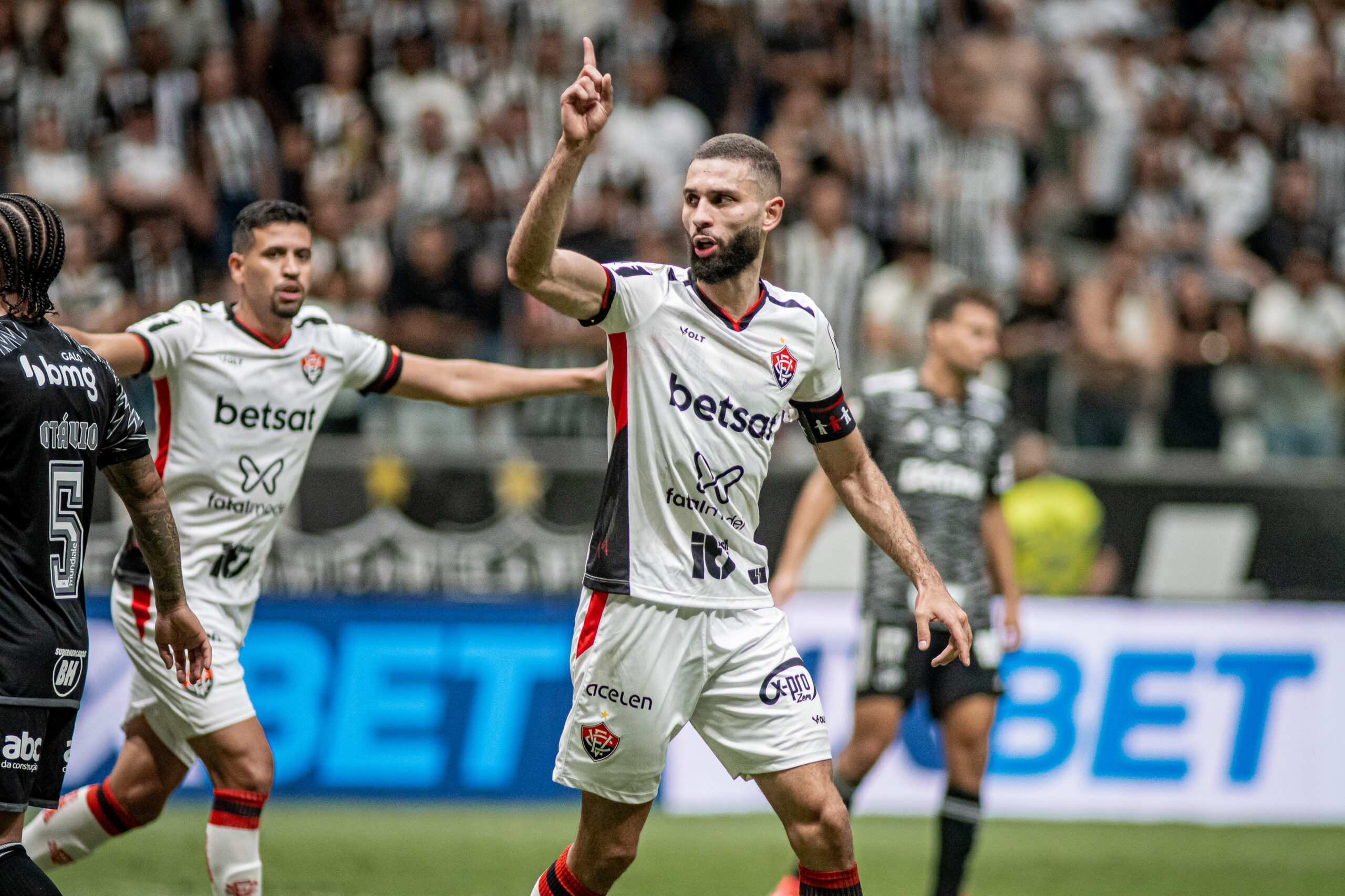 No momento você está vendo Leão arranca empate na raça contra galo mineiro e está vivo