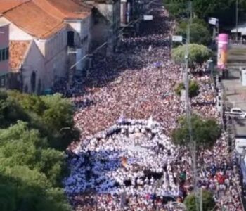 Fiéis lotam ruas de Belém para acompanhar procissão do Círio de Nazaré