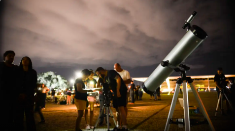 No momento você está vendo Cometa que passará perto da Terra poderá ser visto no Brasil