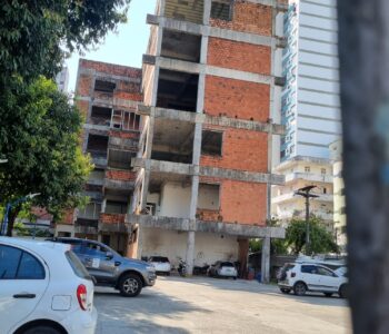 Um palco. Uma triste peça na Escola de Teatro da UFBa