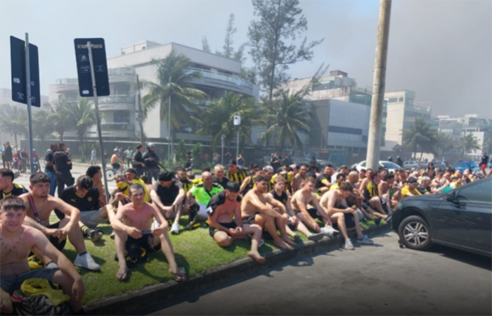 No momento você está vendo 280 torcedores uruguaios são presos após roubo, briga com PM, racismo, tumulto e incêndio de ônibus no RJ