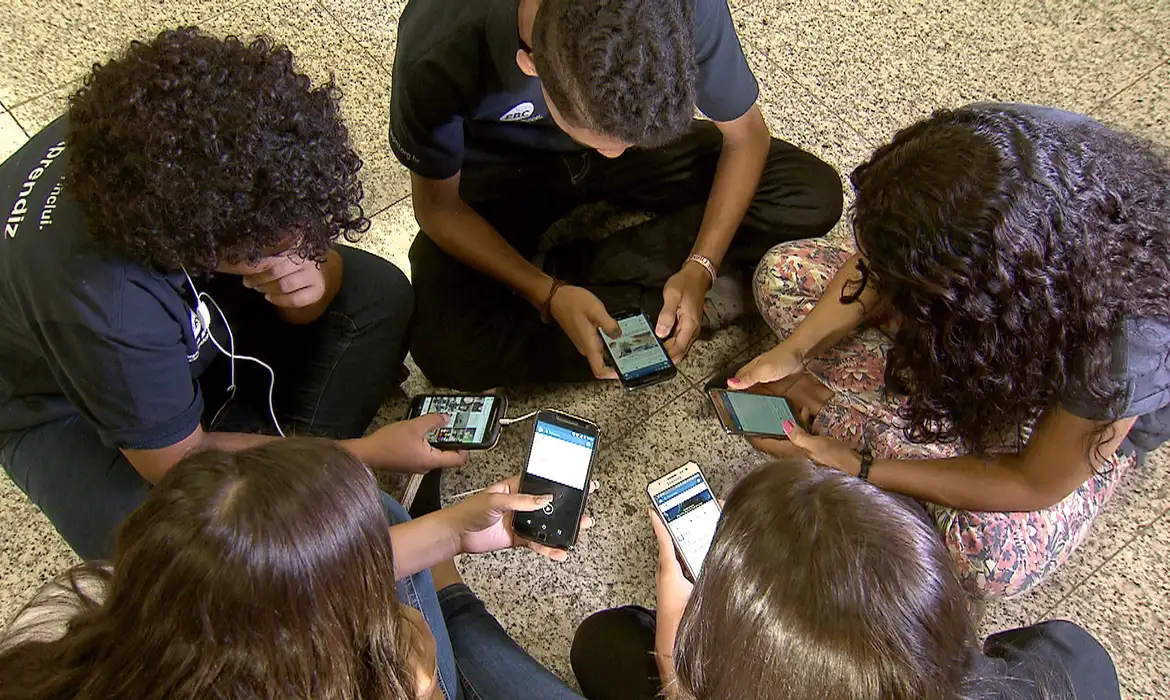 No momento você está vendo Pesquisa: 86% dos brasileiros apoiam restrição de celular nas escolas