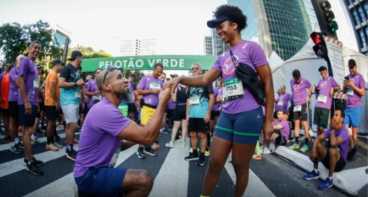 No momento você está vendo Casal que se conheceu correndo fica noivo na São Silvestre