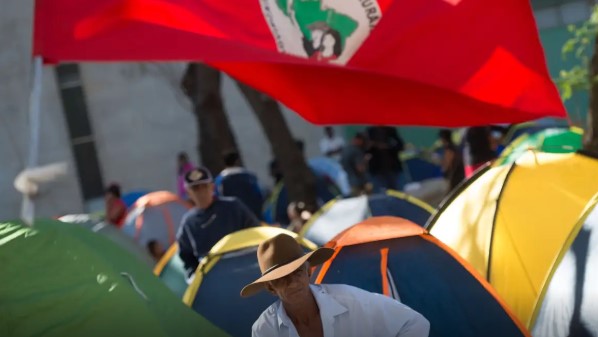 No momento você está vendo Duas pessoas são mortas e seis feridas em ataque a assentamento do MST