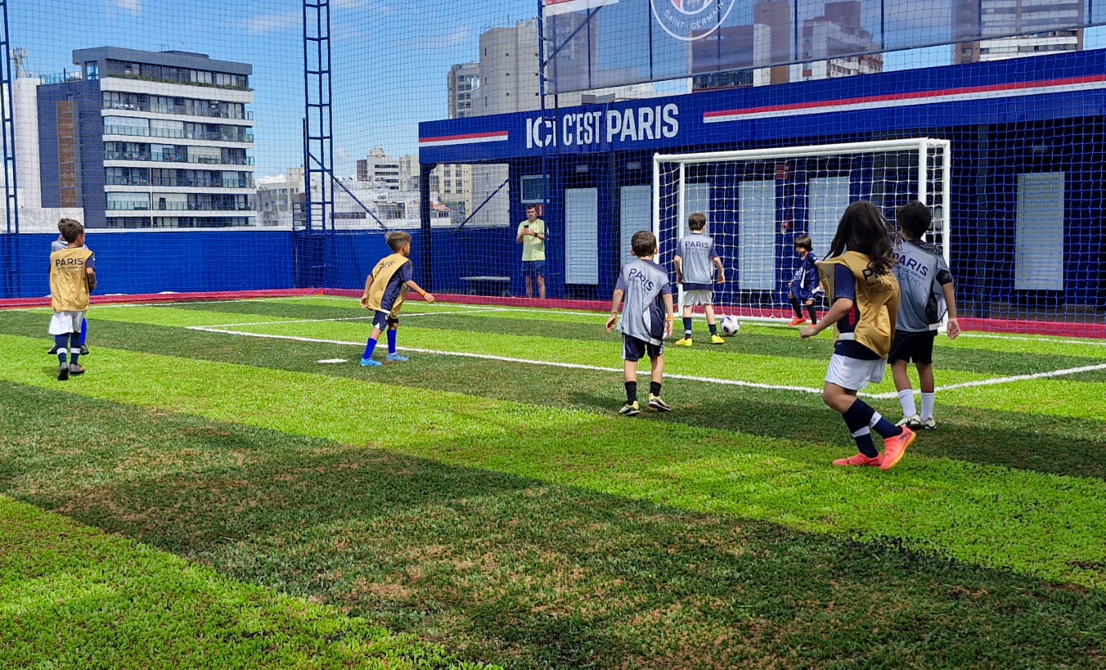 No momento você está vendo Mais de 150 crianças participam de treino de futebol na nova arena da escola do PSG, na Barra