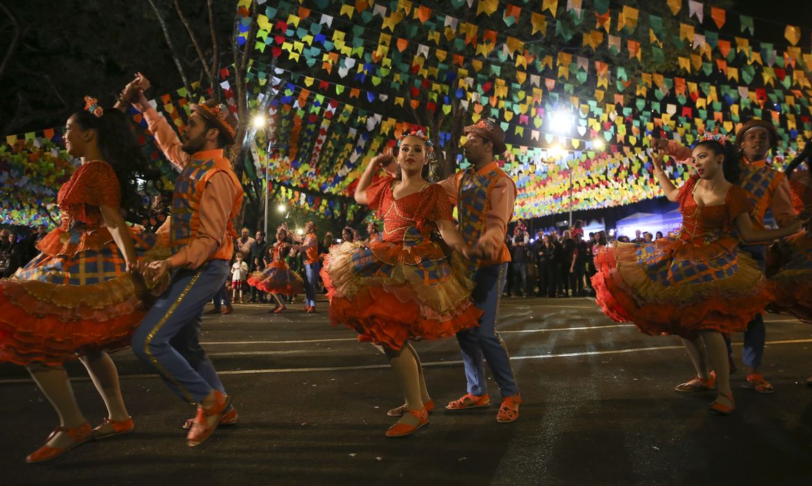 No momento você está vendo Festa popular preferida do brasileiro é a junina, e não o carnaval