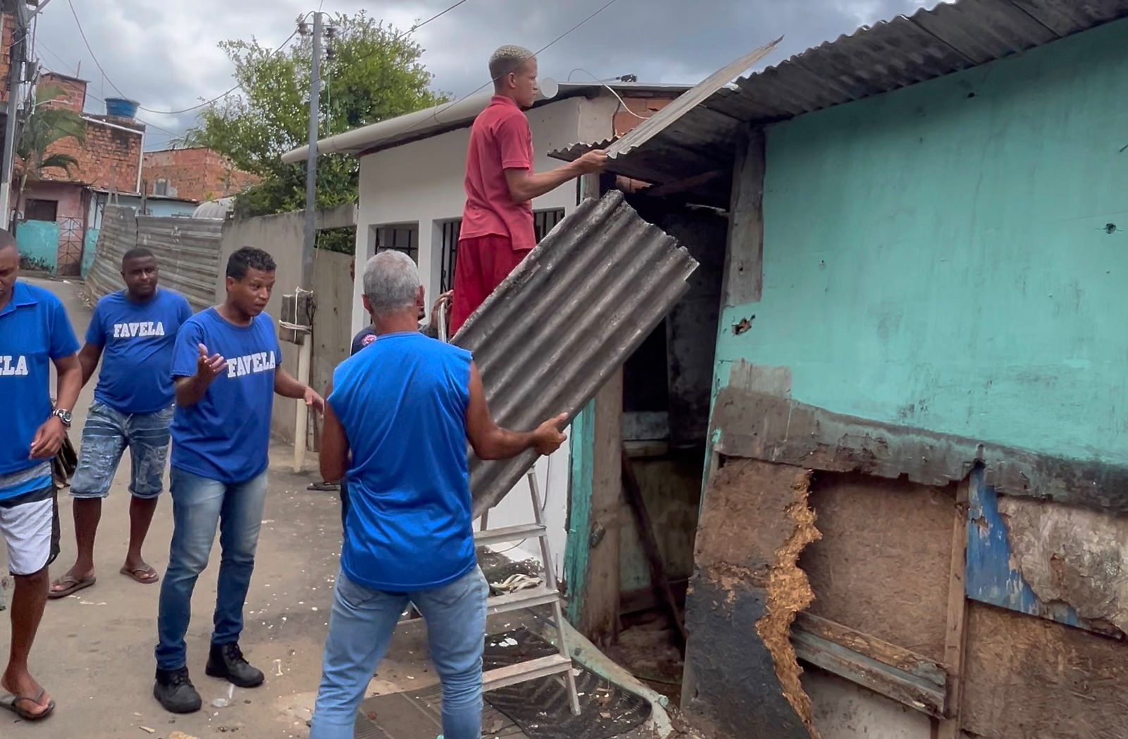 No momento você está vendo Vereador Gordinho da Favela e instituto social restauram moradias em comunidades de Salvador